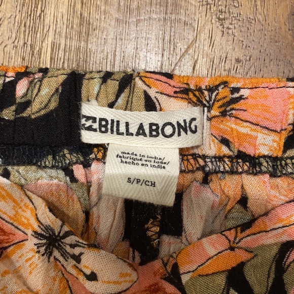 Billabong Shorts - Picture 2 of 4